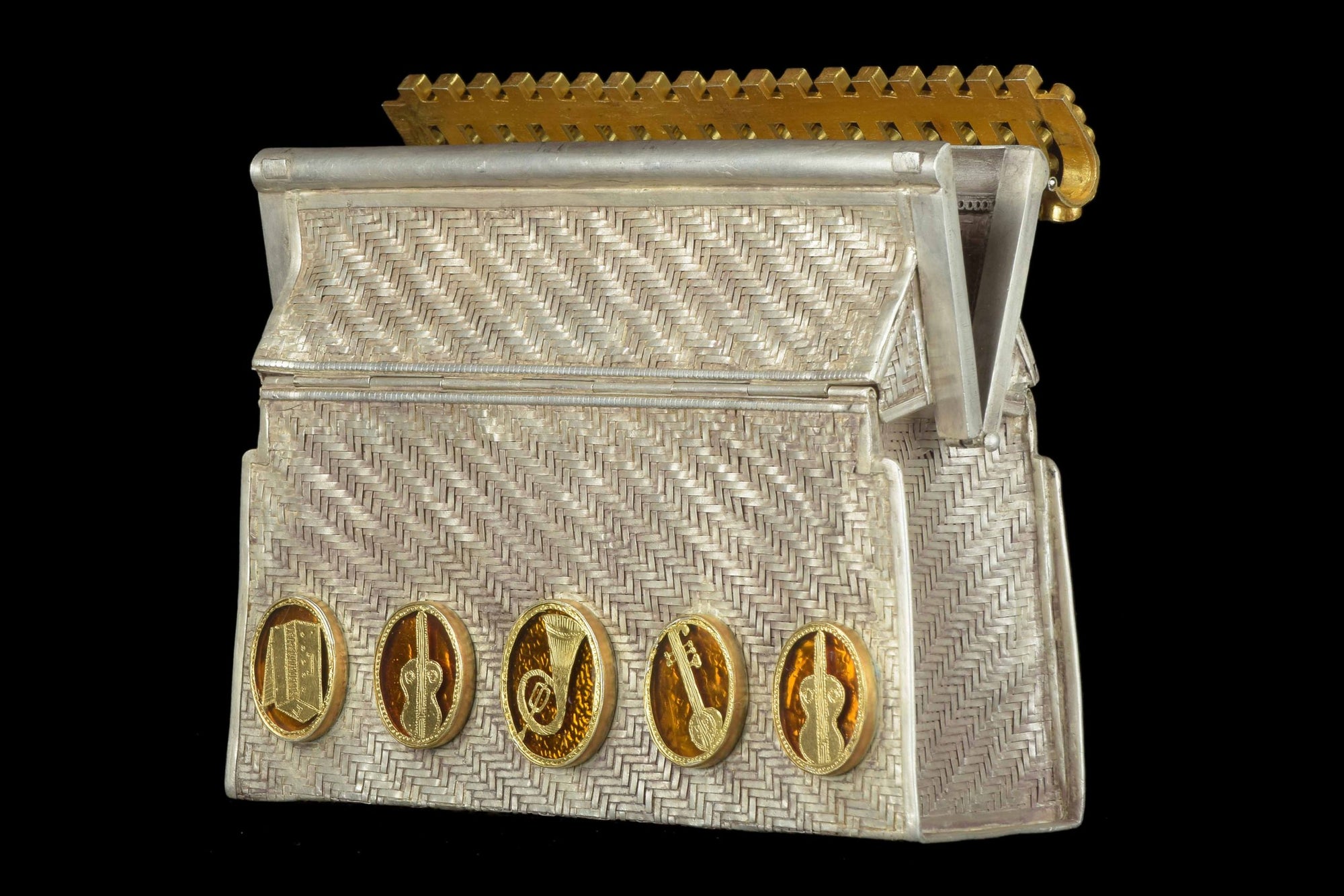Carry An Elegant Touch With An Indo-Victorian Clutch