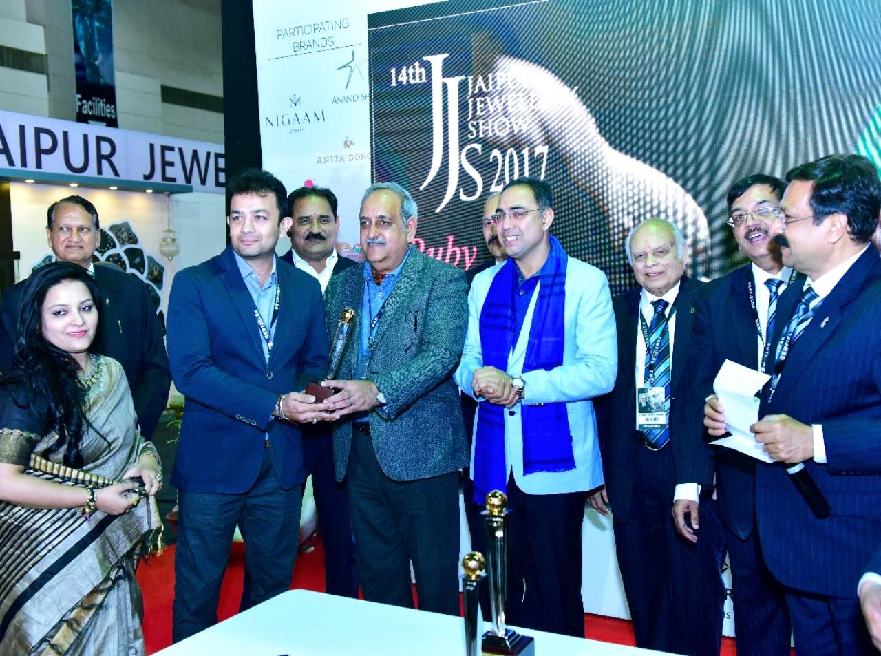 Sandeep and Sunayana Jain recieving the Best Booth award at Jaipur Jewellery Show 2017