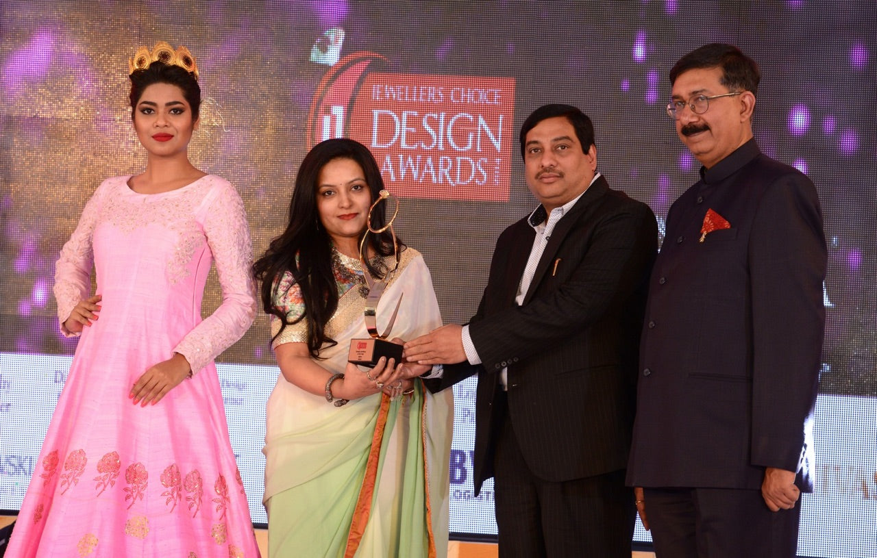 Sunayana Jain receiving Temple Jewellery of the Year award at IJ Jewellers Choice Design Awards 2014