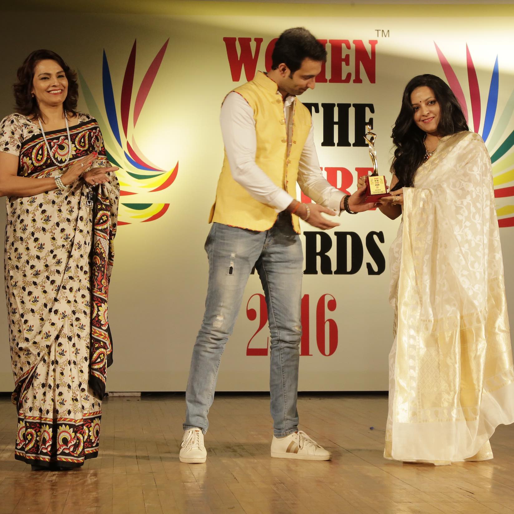 Sunayana receiving Women of the Future Awards 2016 from actor Nandish Sandhu